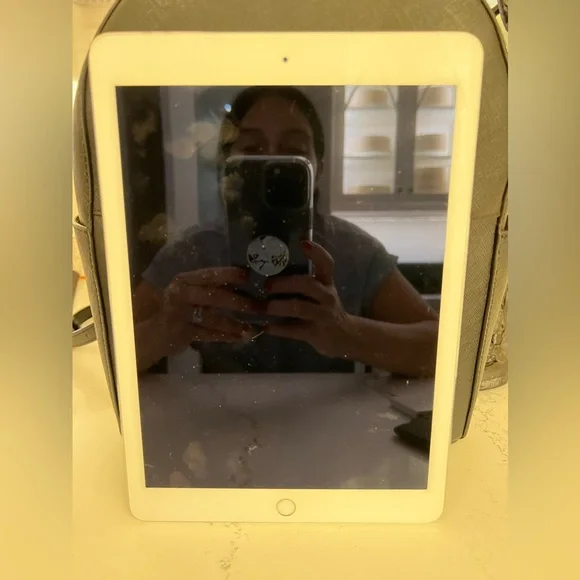 iPad Air silver barely used and in excellent condition. A few minor scuffs.